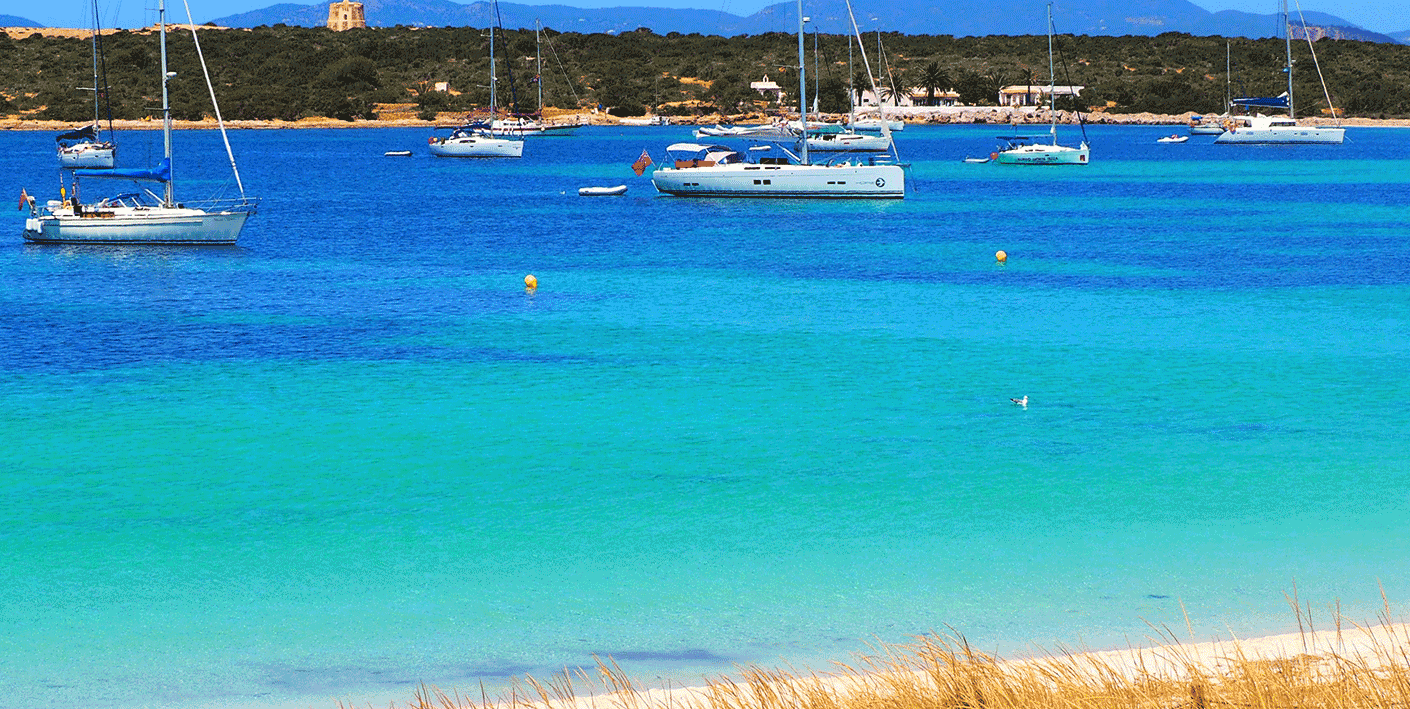 Barco fondeado en aguas de Grecia