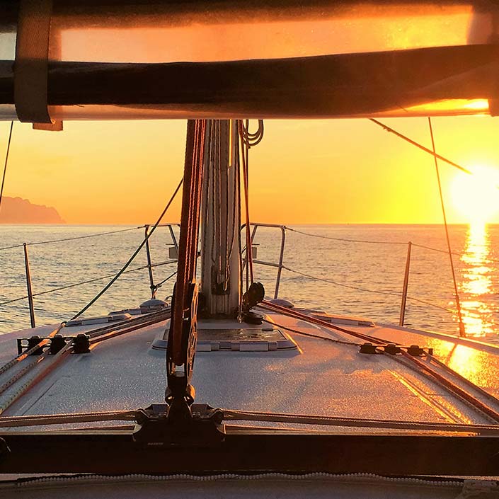 Avante Navega. Crucero escuela Baleares. Albatros fondeo atardecer