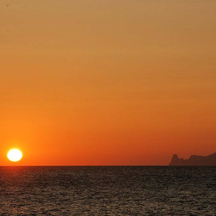 Avante navega. Crucero escuela en Baleares. Atardecer en Es Vedra