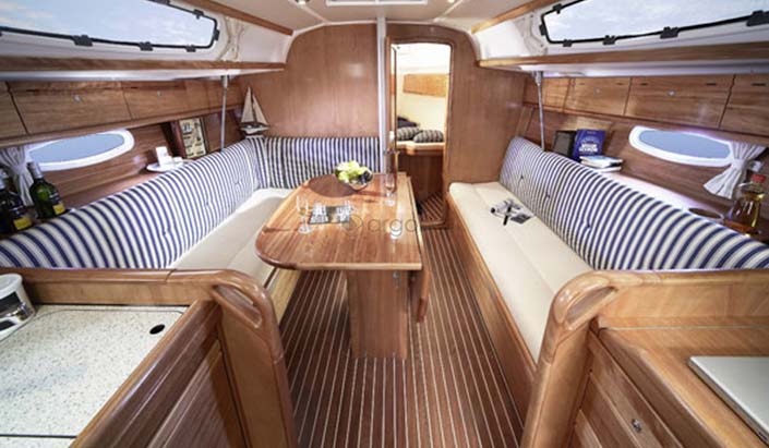 Barco Bavaria 37 Cruiser. Interior camarotes