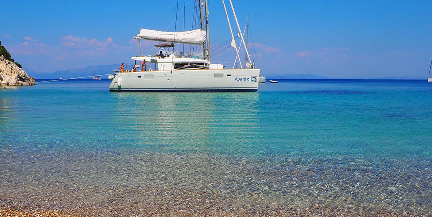 Barco fondeado en aguas de Grecia