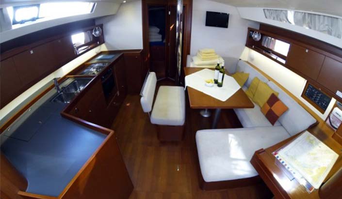 Barco oceanis 45. Interior camarotes