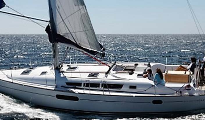 Barco Sun Odissey navegando por Grecia