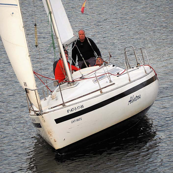 Avante navega. Prácticas de iniciacion vela. Embalse San Juan en Madrid