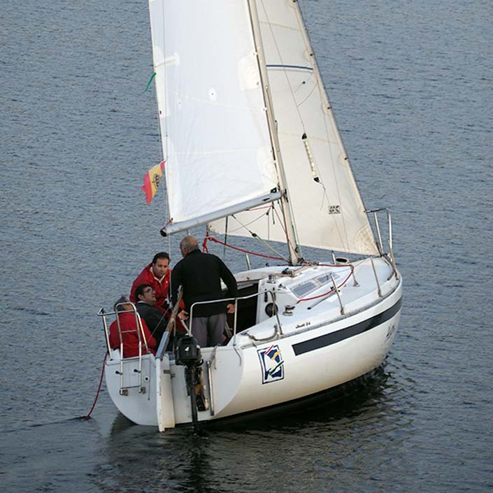 Avante navega. Prácticas de iniciacion vela. Embalse San Juan en Madrid