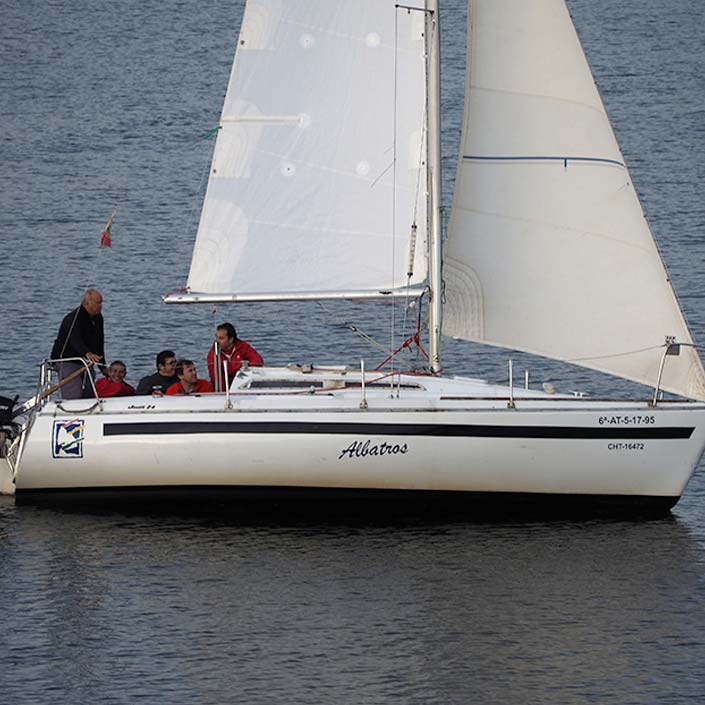 Avante navega. Prácticas de iniciacion vela. Embalse San Juan en Madrid