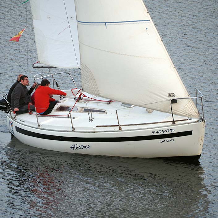 Avante navega. Prácticas de iniciacion vela. Embalse San Juan en Madrid