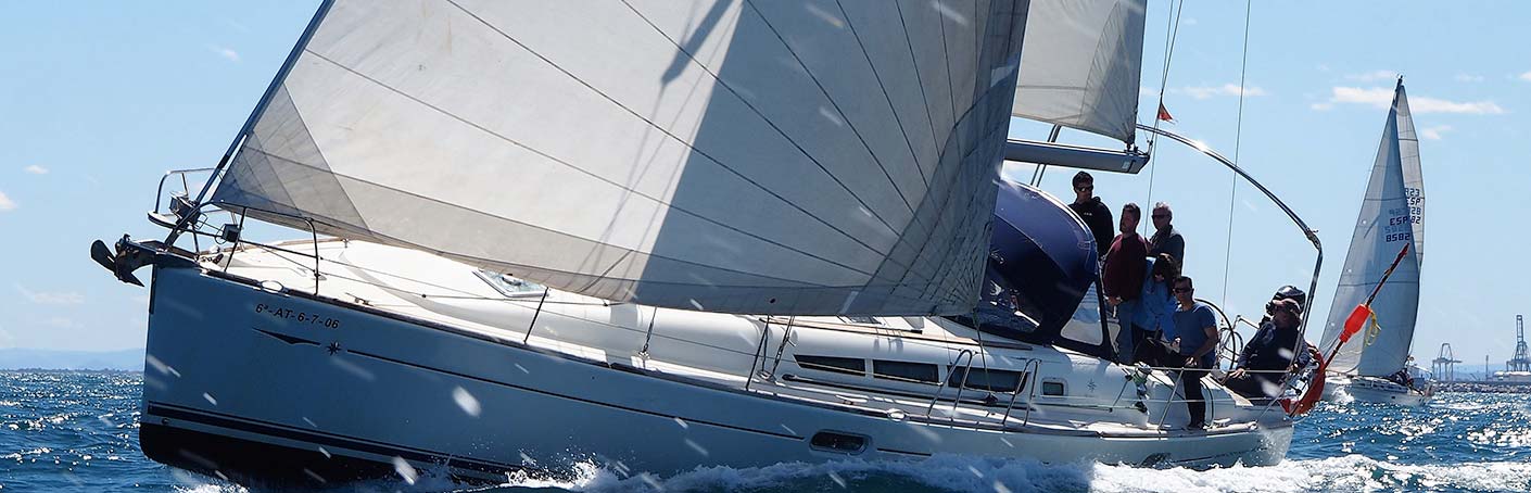 Avante Navega. Navega por La Marina Real en Valencia. El Albatros II navegando frente a puerto de Valencia