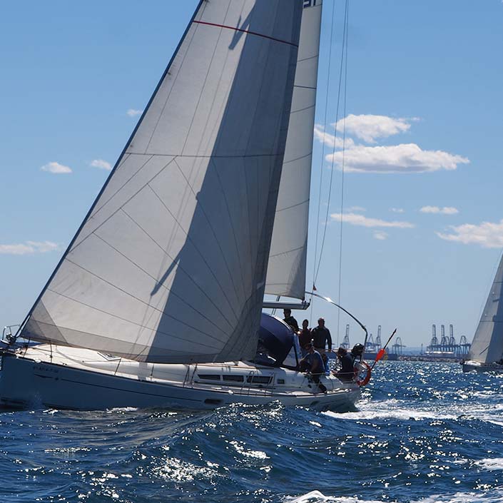 Avante navega. Prácticas de iniciacion vela. La Marina Real de Valencia