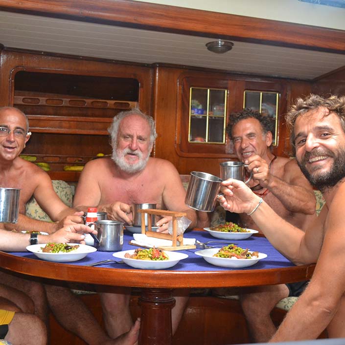 Capitán de Yate. COmida en la Peregrina bajo piloto automático