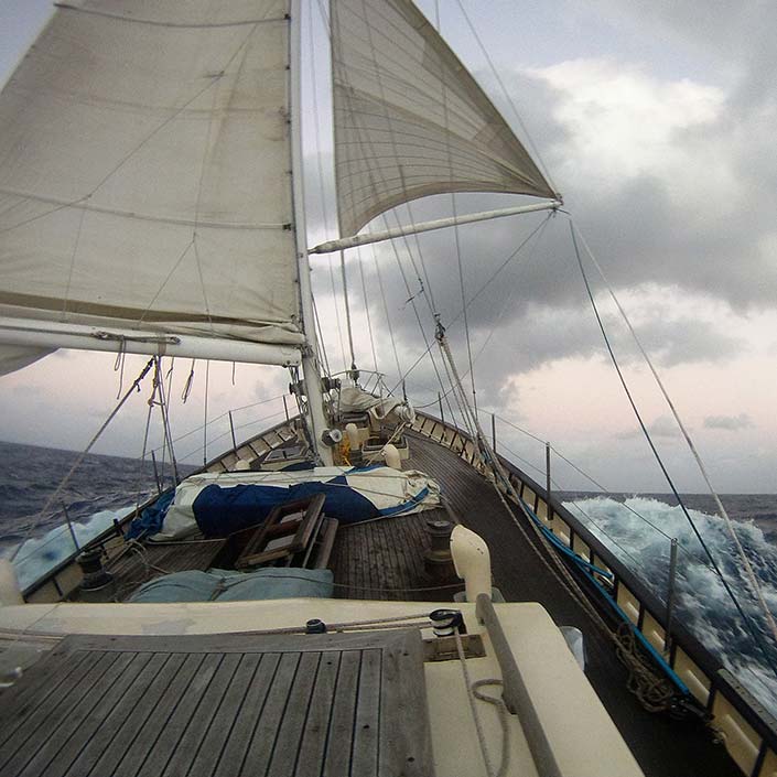 Capitán de Yate. Despegando sobe una Ola en las prácticas