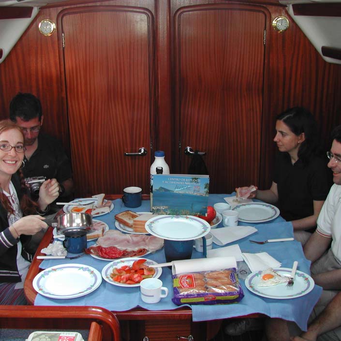 Desayuno a bordo de Bravo II