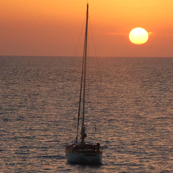 Patrón Yate a distancia. Fondeado cala Saona Formentera