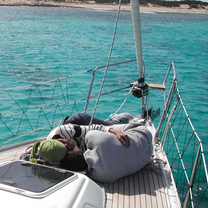 Patrón de Yate presencial, alumnos descansando en prácticas barco