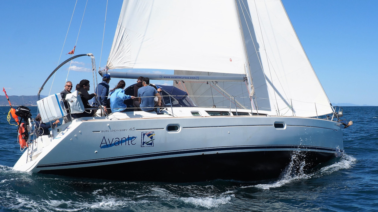 Prácticas vela patron de yate con embarcacion Avante