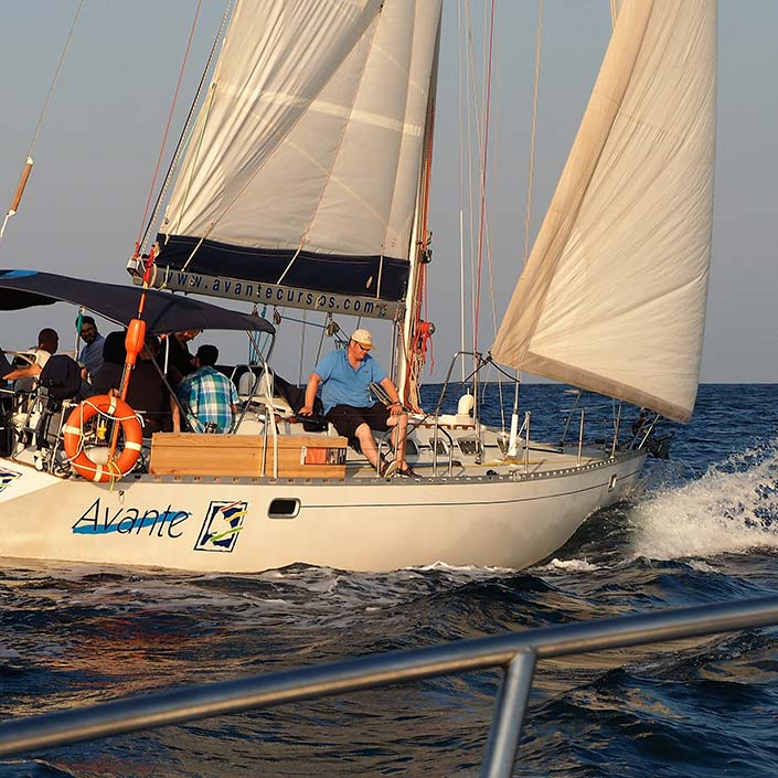 Prácticas vela patron de yate con embarcacion Avante