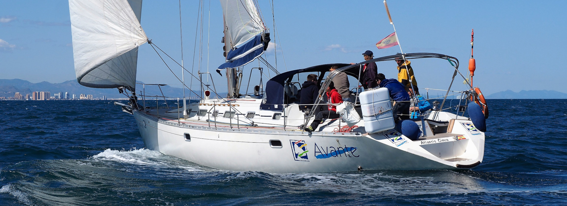 El Atlantis Cinco navega en aguas del golfo de Valencia. Prácticas de vela