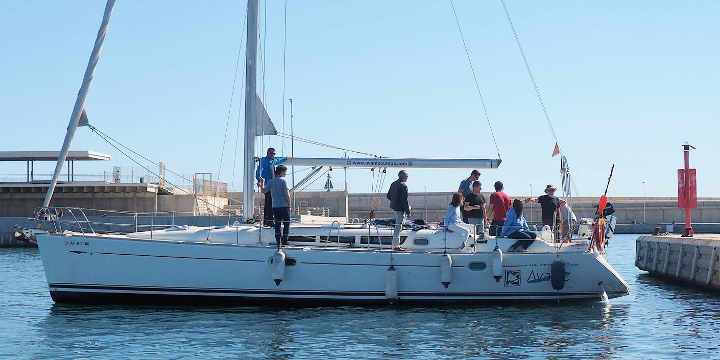 Albatros II, un velero con un motor interior y hélice de proa, realizando prácticas en Valencia Mar