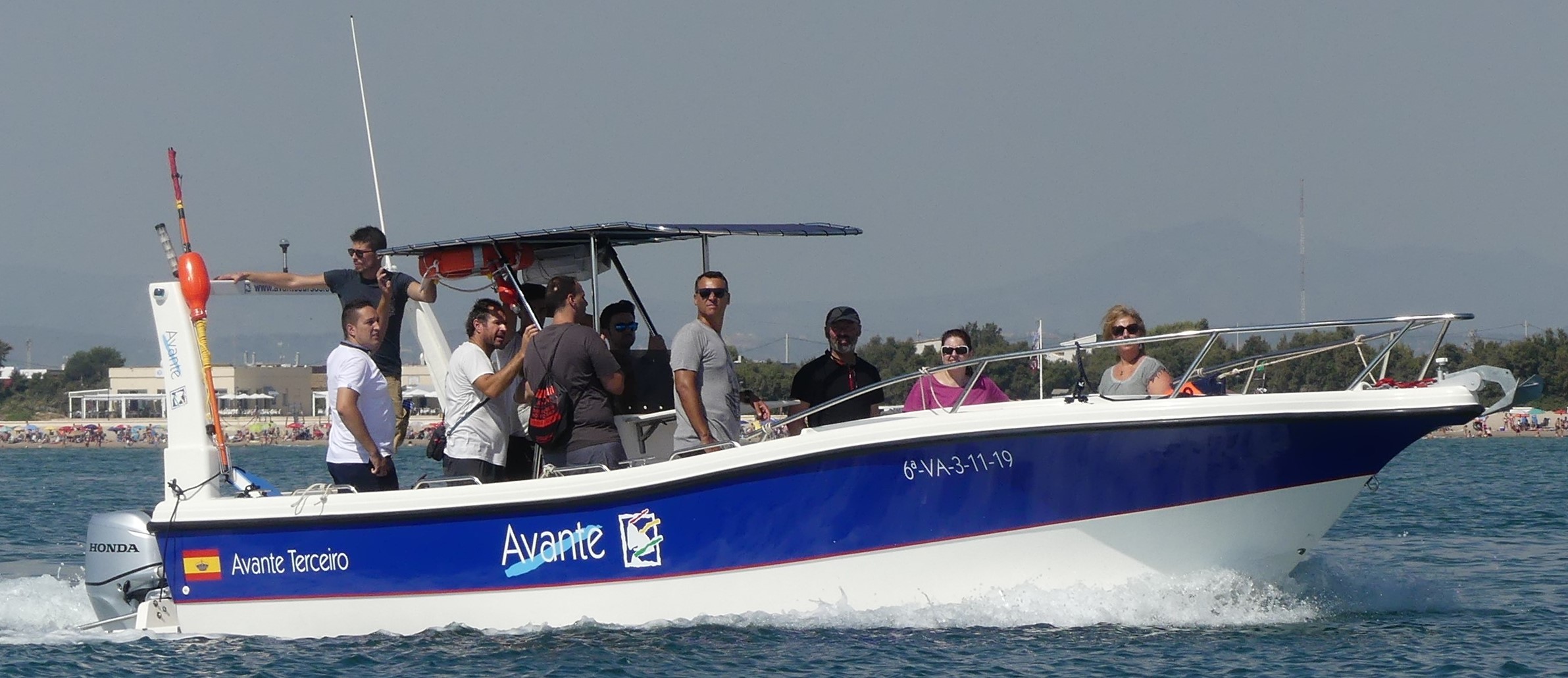 El Avante Terceiro navega frente a la playa de Pinedo, muy cerca de la Marina Valencia Mar. Prácticas PER motor