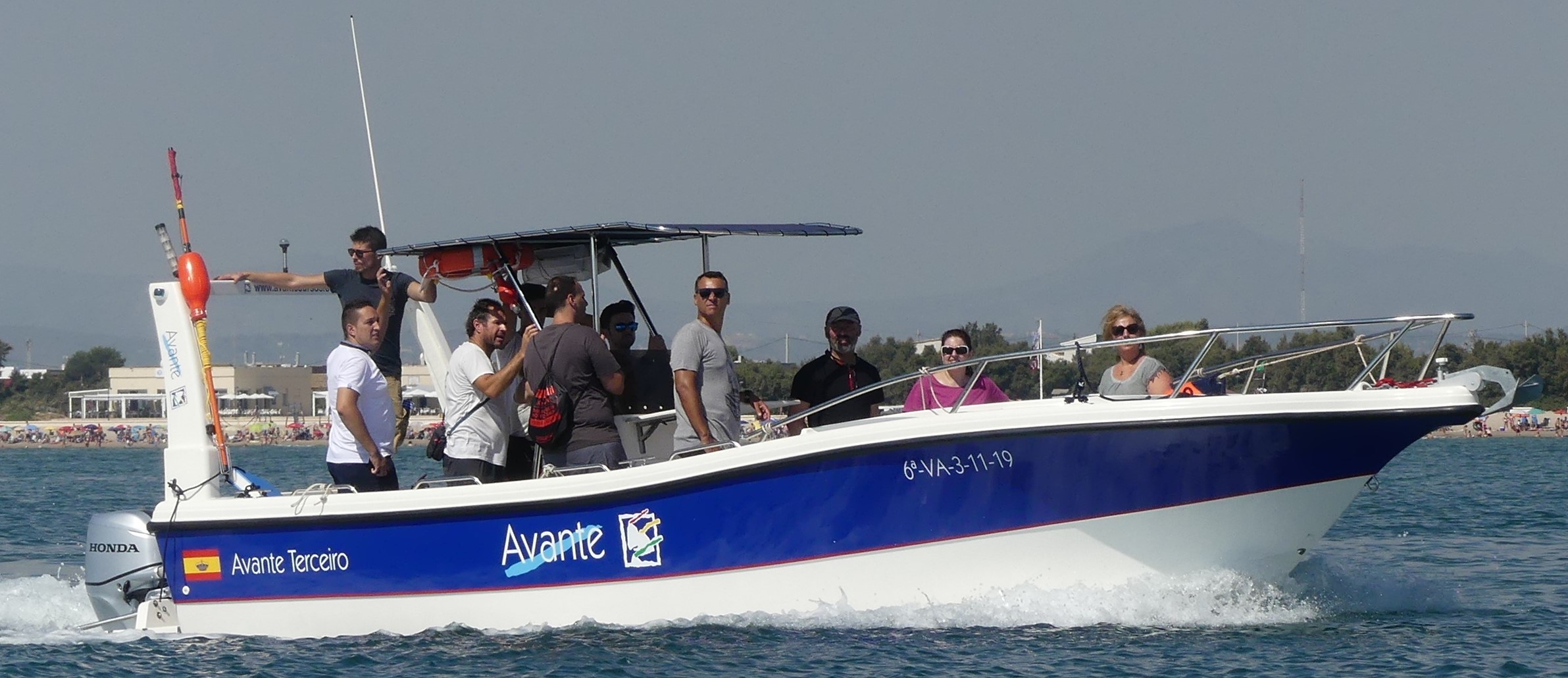 El Avante Terceiro navegando con sus dos motores cerca de Valencia Mar, la marina donde Avante tiene amarrada su flota