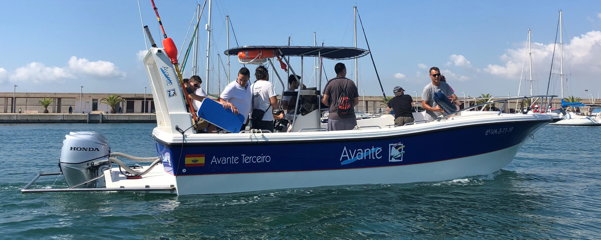 Avante Terceiro en su amarra con estructura de protección de motores