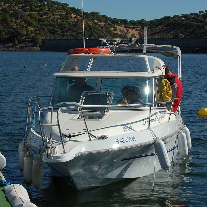 Amarre barco motor en Embalse San Juan en Madrid