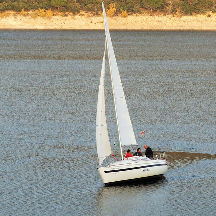 Realizando prácticas de vela con Avantee nEmbalse San de Juan en Madrid