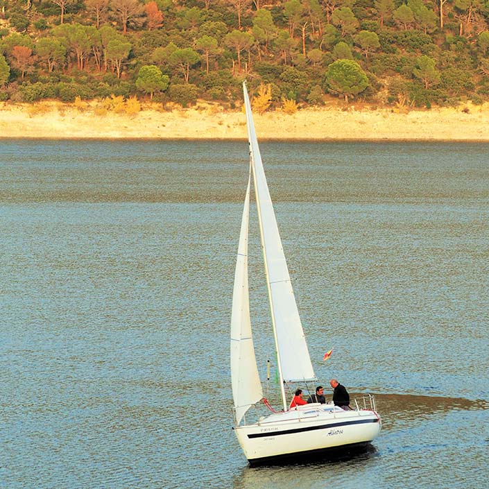 Prácticas vela PNB en embalse de San Juan en Madrid