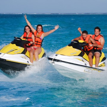 Jóvenes conduciendo en motos de agua, una vez obtenida su licencia de embarcación