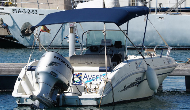 Barco Avante II con el que Avante imparte los cursos de Licencia de Navegación