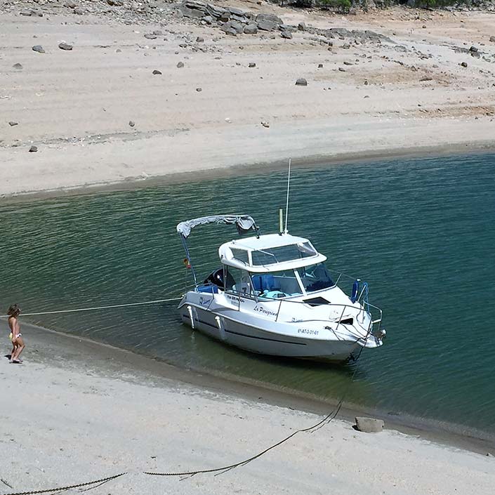 Licencia de Navegación. La Peregrina fondeada en la arena del Embalse de San Juan