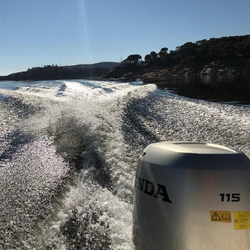 Navegando a 20 nudos en el Embalse de San Juan durante una práctica de Licencia de Navegación