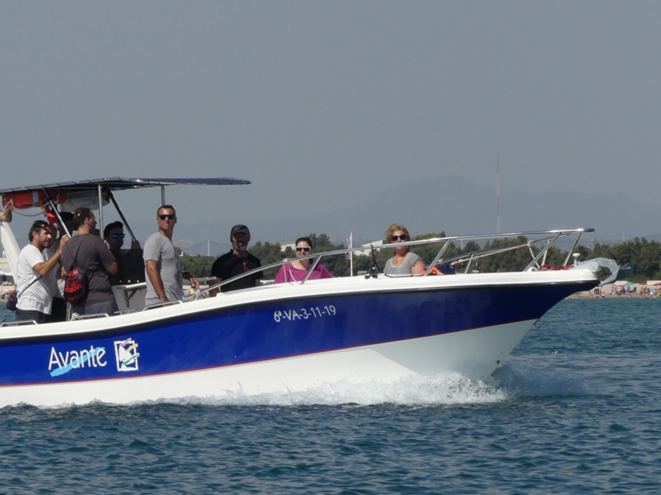El Avante Terceiro navega frente a la playa de Pinedo, muy cerca de la Marina Valencia Mar. Prácticas PER motor
