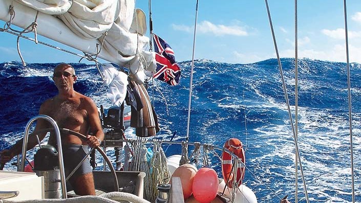 Desde la proa, se observa toda la cubierta del velero tumbado a una banda