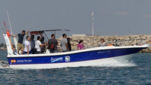 Tripulantes navegando en las prácticas de patróon de barco