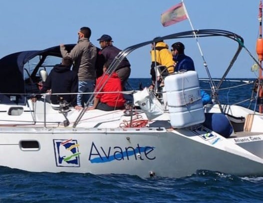 grupo alumnos de avante en prácticas de patrón de barco