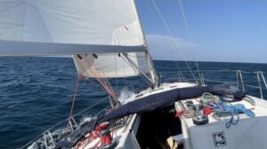 velero navegando para obtener una titulación náutica