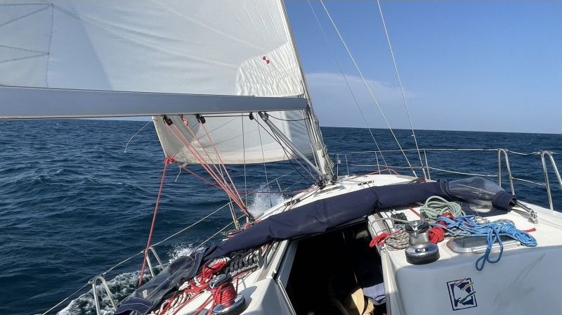 velero navegando para obtener una titulación náutica